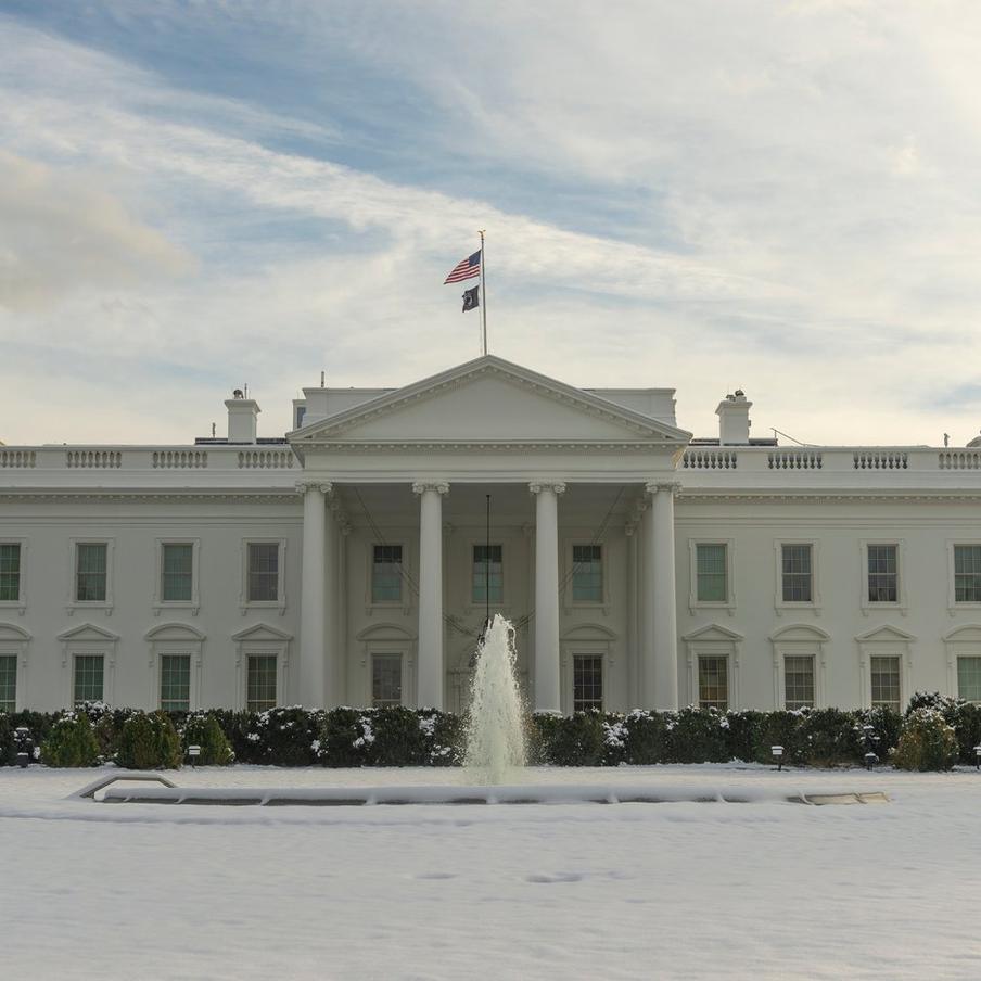 Советник Трампа Стивен Миллер: Дания не в состоянии защитить Гренландию. Стивен Миллер, советник президента США по внутренней безопасности, в интервью Fox News высказал мнение, что суверенитет над Гренландией может принадлежать только той стране, которая в состоянии обеспечить её безопасность. Он подчеркнул, что Дания, как небольшая страна с небольшой армией, не имеет достаточных ресурсов для выполнения этой задачи