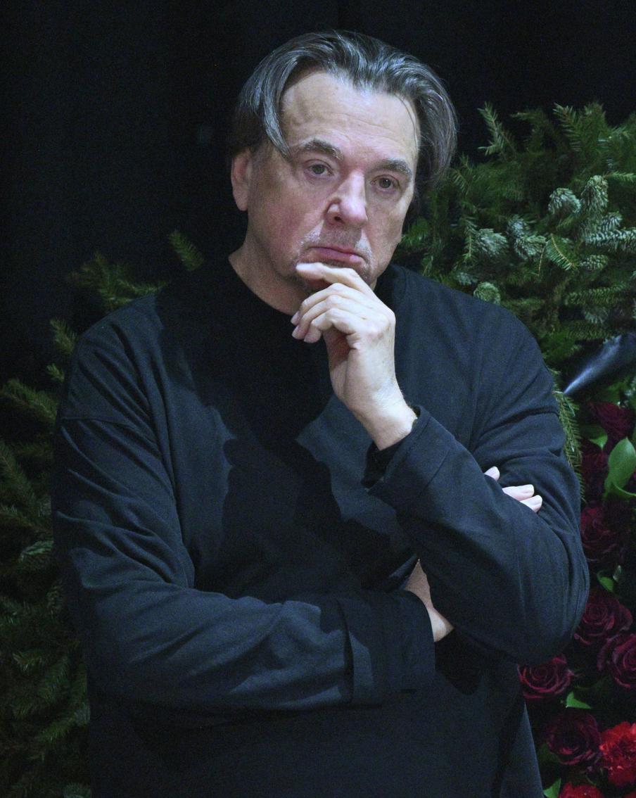 Константин Эрнст попросил лежащего в гробу Игоря Золотовицкого "помахать ручкой"