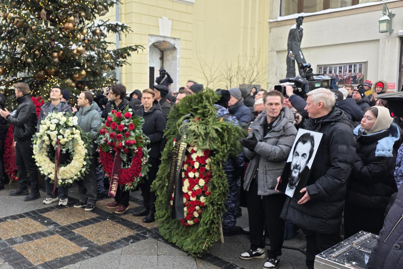 С ректором Школы-студии МХАТ пришли проститься многие артисты и студенты.