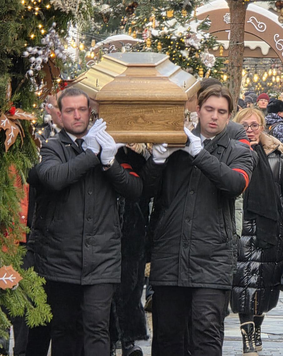 Игоря Золотовицкого проводили в последний путь аплодисментами.