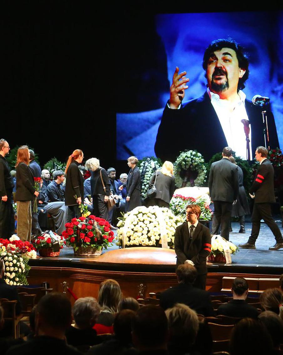 В Театре МХТ имени Чехова простились с Игорем Золотовицким. Прощание с заслуженным артистом Российской Федерации, ректором Школы-студии МХАТ Игорем Золотовицким прошло на сцене МХТ имени А. П. Чехова. Сотни людей пришли отдать дань памяти этого выдающегося мастера, среди них были его коллеги, друзья, близкие и ученики