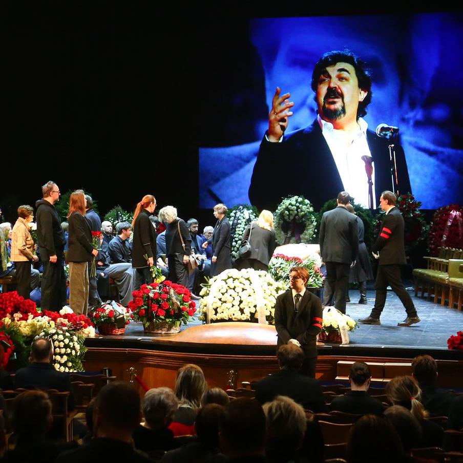 В Театре МХТ имени Чехова простились с Игорем Золотовицким. Прощание с заслуженным артистом Российской Федерации, ректором Школы-студии МХАТ Игорем Золотовицким прошло на сцене МХТ имени А. П. Чехова. Сотни людей пришли отдать дань памяти этого выдающегося мастера, среди них были его коллеги, друзья, близкие и ученики