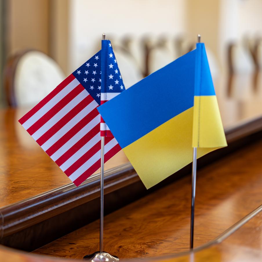 Украинская делегация прибыла в США для обсуждения мирного плана Вашингтона. Три высокопоставленных украинских чиновника прибыли с неанонсированным визитом в США. Делегация планирует встретиться с американскими дипломатами для обсуждения мирного плана по Украине