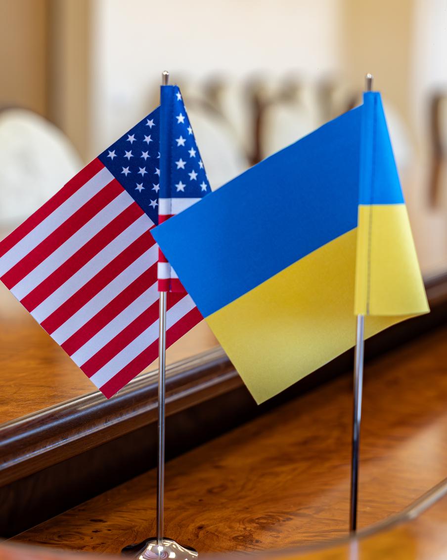 Украинская делегация прибыла в США для обсуждения мирного плана Вашингтона. Три высокопоставленных украинских чиновника прибыли с неанонсированным визитом в США. Делегация планирует встретиться с американскими дипломатами для обсуждения мирного плана по Украине