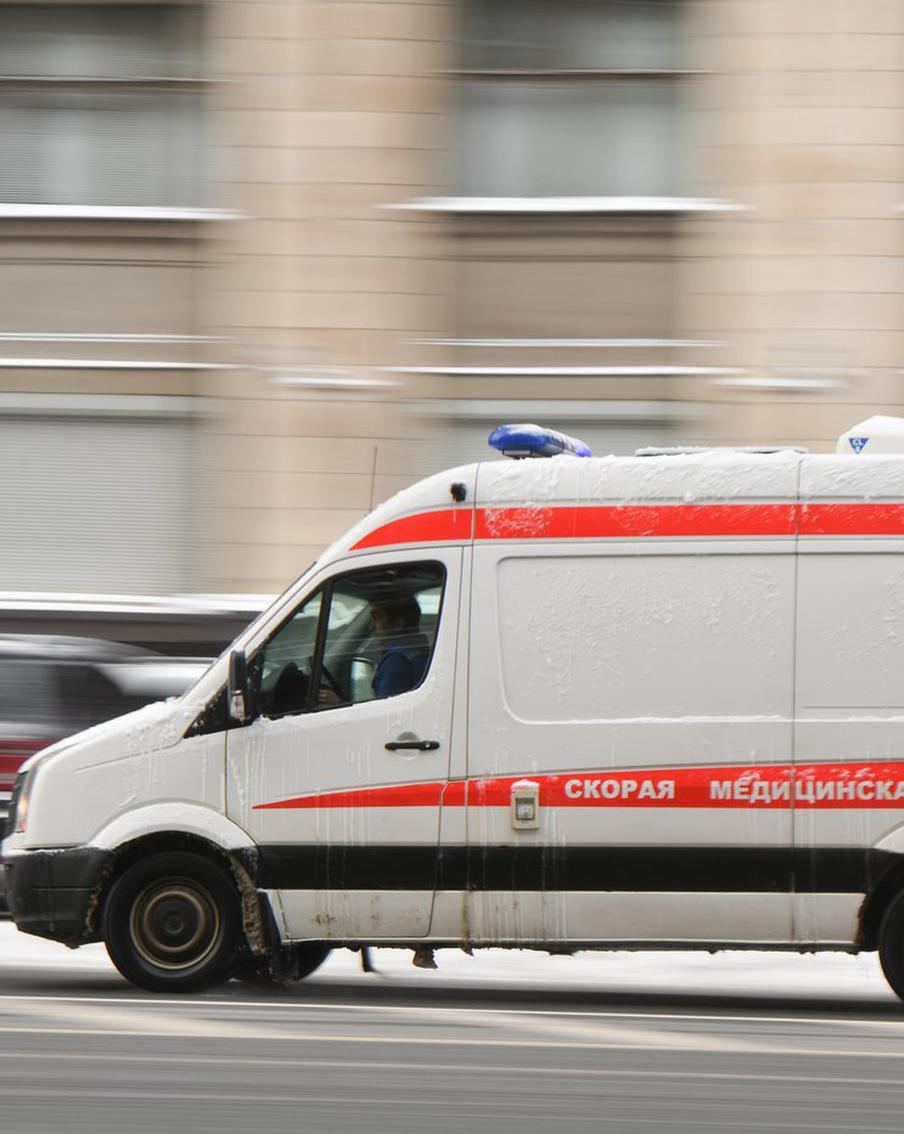 Правительство утвердило время ожидания экстренной скорой помощи в РФ. В соответствии с постановлением правительства Российской Федерации, скорая медицинская помощь должна прибыть к пациенту в течение 20 минут с момента поступления вызова. Это требование касается случаев, когда требуется экстренная медицинская помощь