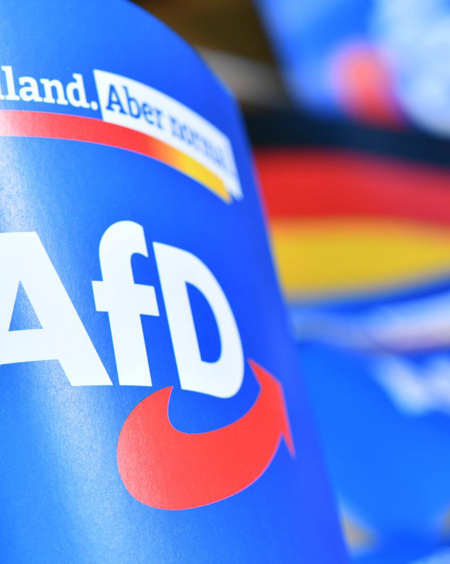 Лидер АдГ Хрупалла: власти Германии должны начать диалог с Россией. Председатель партии "Альтернатива для Германии" Тино Хрупалла считает, что для предотвращения дальнейшей эскалации конфликта вокруг Украины немецкое правительство должно инициировать диалог с Россией. В интервью он высказал мнение, что поставки оружия и финансовой помощи Украине со стороны Германии и Великобритании только усугубляют ситуацию