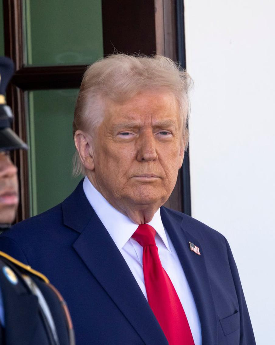 Президент Дональд Трамп призвал к свержению действующей власти в Иране. Американские власти заявили о необходимости смещения нынешнего иранского руководства и поиска внутри страны кандидатов на управление страной без поддержки аятолл