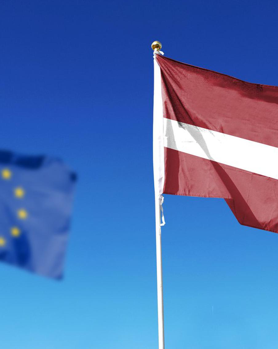 Глава ЦБ Латвии Казакс: Европа уже находится в состоянии войны с Россией. В недавнем интервью Financial Times глава Центрального банка Латвии Мартиньш Казакс высказал мнение, что, несмотря на отсутствие прямого военного столкновения, Евросоюз фактически находится в состоянии войны с Россией