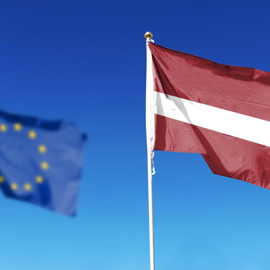 Глава ЦБ Латвии Казакс: Европа уже находится в состоянии войны с Россией. В недавнем интервью Financial Times глава Центрального банка Латвии Мартиньш Казакс высказал мнение, что, несмотря на отсутствие прямого военного столкновения, Евросоюз фактически находится в состоянии войны с Россией