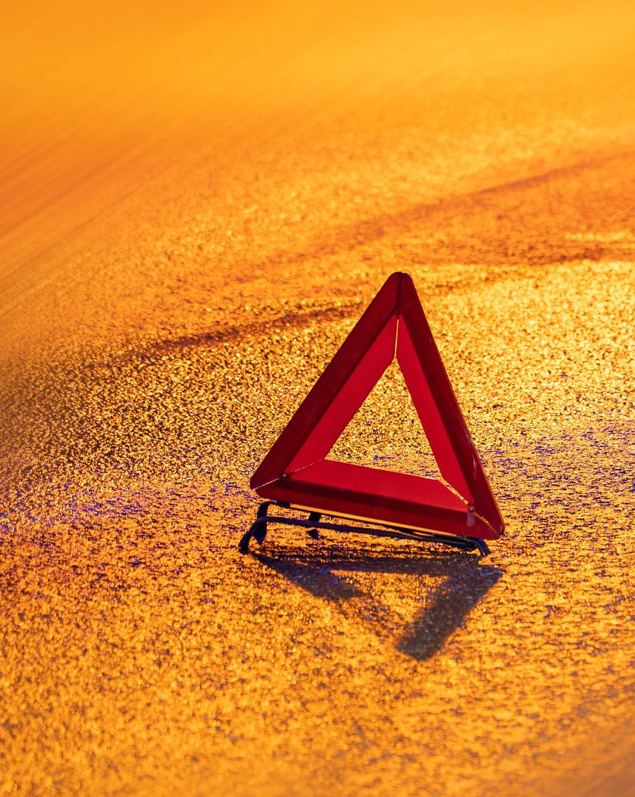 Три человека погибли в Псковской области при выезде авто на пути перед поездом. На участке между станциями Самолуково и Насва Октябрьской железной дороги произошло дорожно-транспортное происшествие, в результате которого погибли три человека. Водитель легкового автомобиля, проигнорировав сигналы светофора, выехал на переезд перед приближающимся грузовым поездом