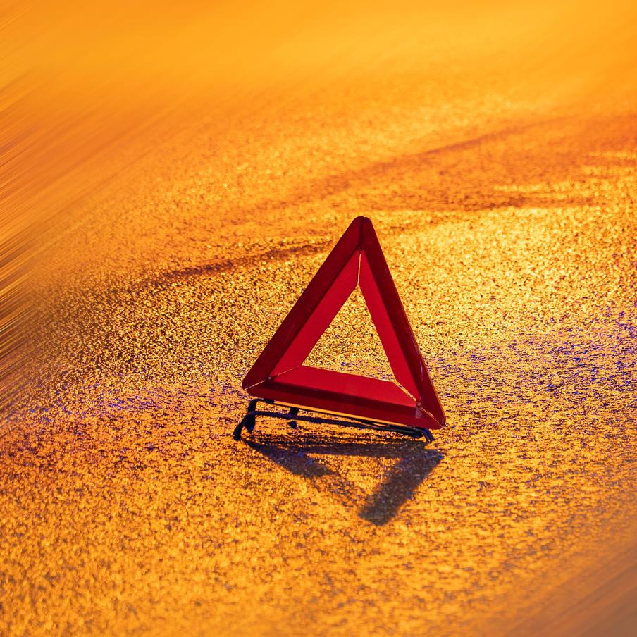 Три человека погибли в Псковской области при выезде авто на пути перед поездом. На участке между станциями Самолуково и Насва Октябрьской железной дороги произошло дорожно-транспортное происшествие, в результате которого погибли три человека. Водитель легкового автомобиля, проигнорировав сигналы светофора, выехал на переезд перед приближающимся грузовым поездом