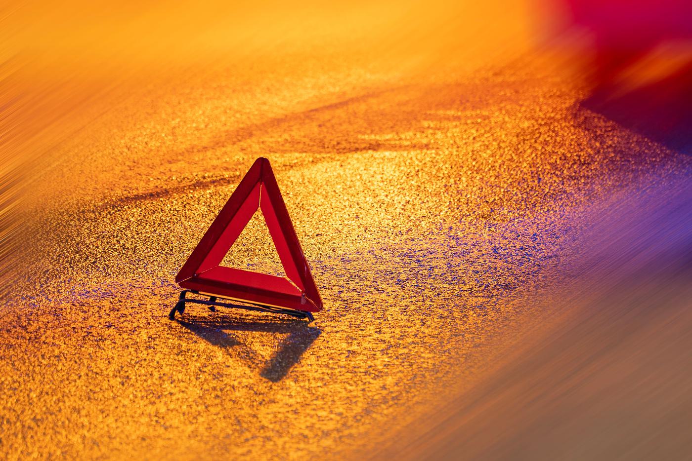 Три человека погибли в Псковской области при выезде авто на пути перед поездом