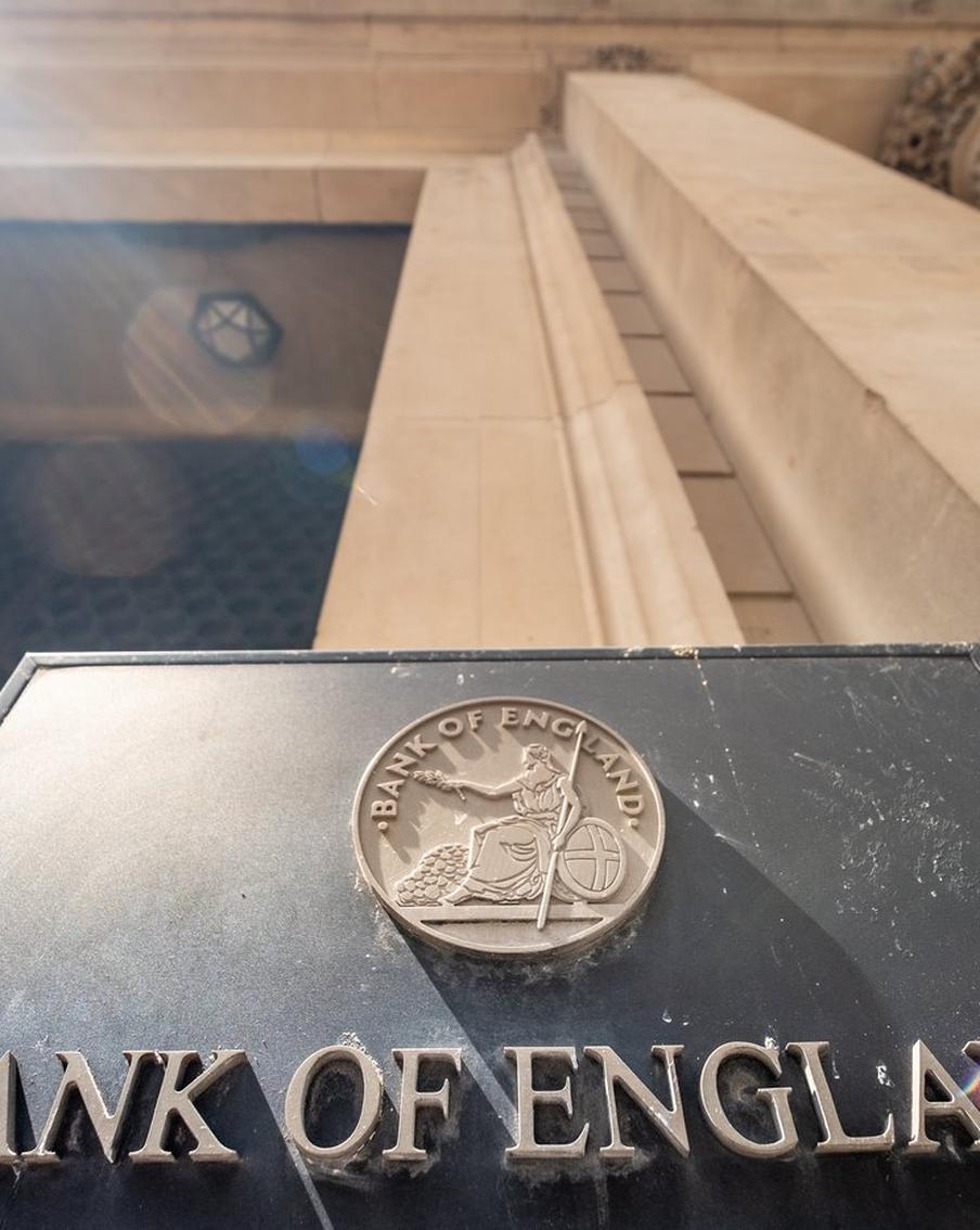 Банк Англии готовится к финансовому кризису на случай громкого заявления Трампа. Главный британский регулятор может начать готовиться к масштабному финансовому кризису на случай, если Вашингтон летом официально объявит о существовании инопланетной жизни