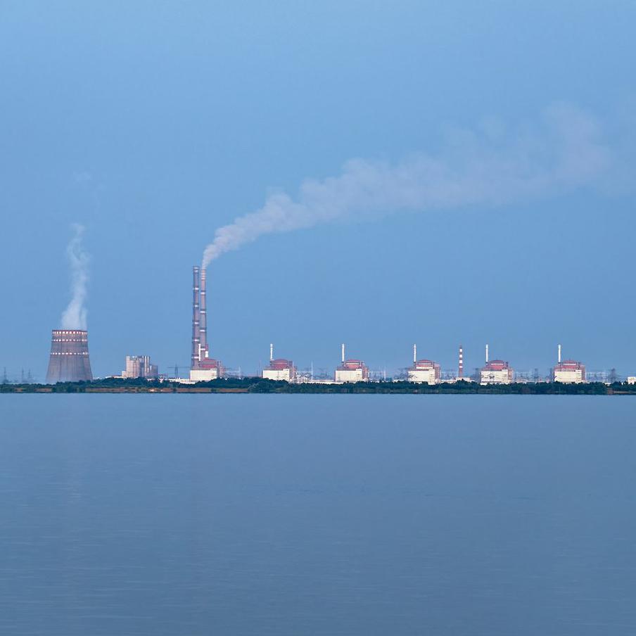 МАГАТЭ: на резервной линии электроснабжения Запорожской АЭС начался ремонт. По словам генерального директора Международного агентства по атомной энергии (МАГАТЭ) Рафаэля Гросси, ремонтные работы на резервной линии электропередачи "Ферросплавная-1" напряжением 330 киловольт, которая обеспечивает электроснабжение Запорожской атомной электростанции (ЗАЭС), начались в рамках согласованного перемирия при содействии МАГАТЭ