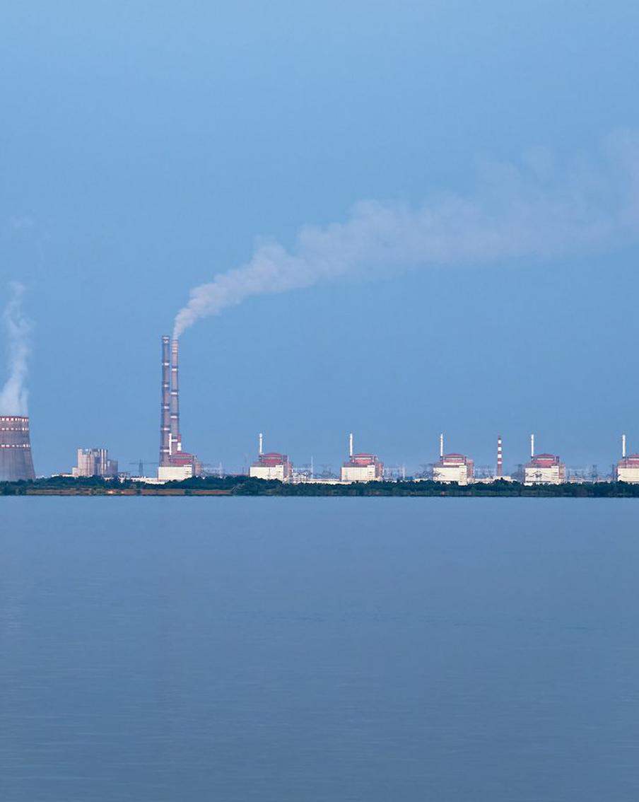 МАГАТЭ: на резервной линии электроснабжения Запорожской АЭС начался ремонт. По словам генерального директора Международного агентства по атомной энергии (МАГАТЭ) Рафаэля Гросси, ремонтные работы на резервной линии электропередачи "Ферросплавная-1" напряжением 330 киловольт, которая обеспечивает электроснабжение Запорожской атомной электростанции (ЗАЭС), начались в рамках согласованного перемирия при содействии МАГАТЭ