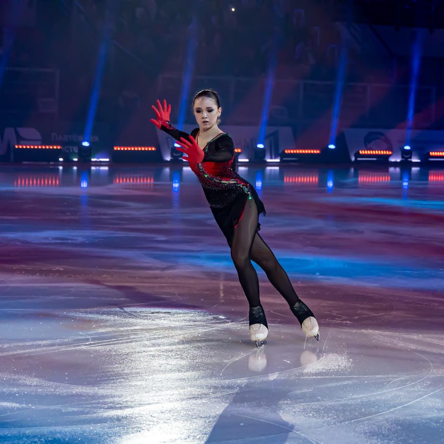 Камила Валиева объявила о возвращении к соревнованиям после дисквалификации. Камила Валиева, фигуристка, завершившая дисквалификацию по допинговому делу, объявила о своём участии в двух соревнованиях: Чемпионате России по прыжкам и Кубке "Первого канала". В своём телеграм-канале спортсменка поделилась, что на втором турнире планирует представить одну из своих новых программ