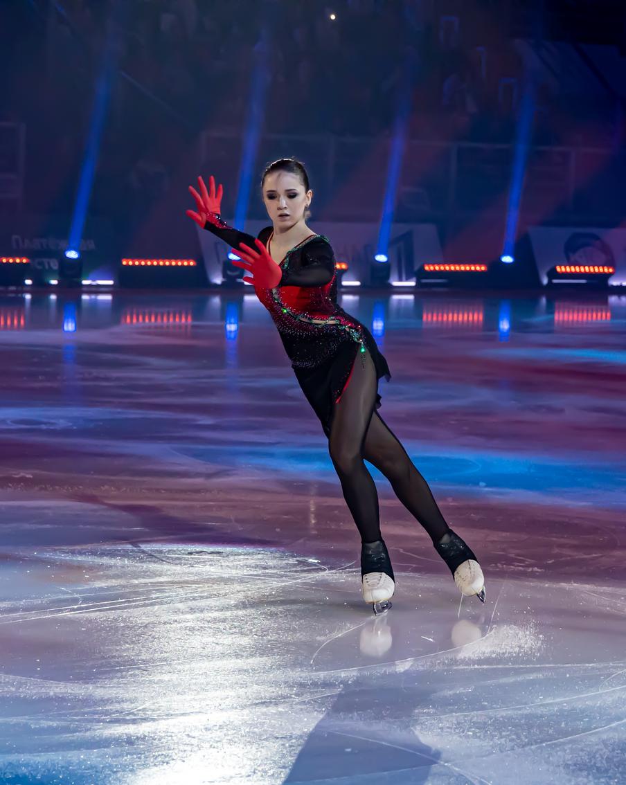 Камила Валиева объявила о возвращении к соревнованиям после дисквалификации. Камила Валиева, фигуристка, завершившая дисквалификацию по допинговому делу, объявила о своём участии в двух соревнованиях: Чемпионате России по прыжкам и Кубке "Первого канала". В своём телеграм-канале спортсменка поделилась, что на втором турнире планирует представить одну из своих новых программ