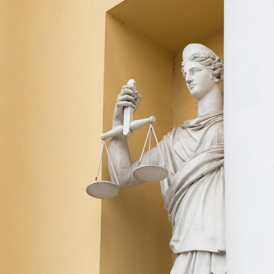 Суд арестовал водителя Porsche, протаранившего автомобиль ДПС в Балашихе. В подмосковной Балашихе был задержан водитель Porsche, который, несмотря на требования сотрудников ДПС остановиться, продолжил движение и совершил наезд на полицейскую машину. Суд принял решение арестовать 47-летнего мужчину на два месяца, до 16 марта