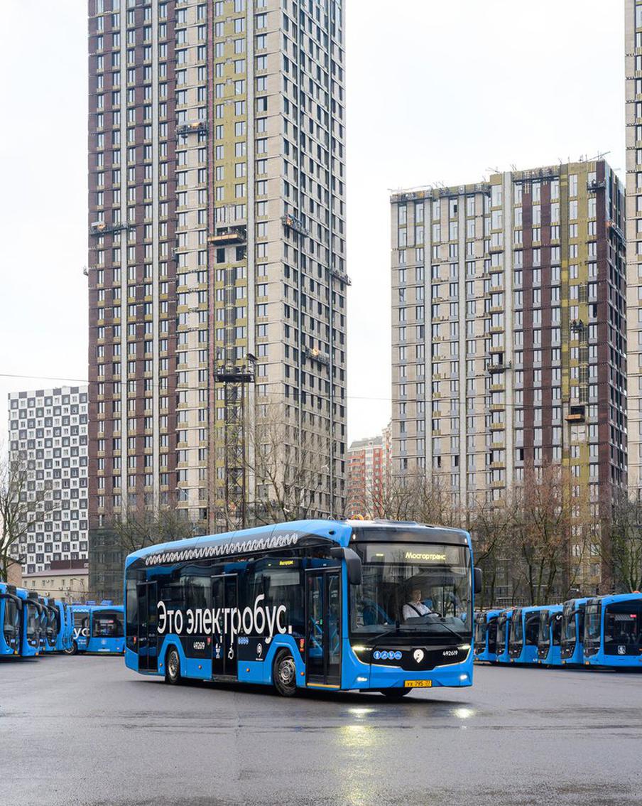 В Москву пришли уже 400 электробусов нового поколения. С 2018 года московские власти активно работают над модернизацией общественного транспорта, оснащая его современными электробусами российского производства. Эта инициатива направлена на повышение комфорта и безопасности пассажиров, а также на снижение негативного влияния транспорта на окружающую среду
