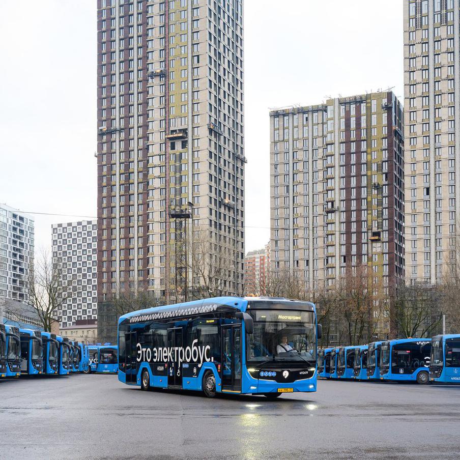 В Москву пришли уже 400 электробусов нового поколения. С 2018 года московские власти активно работают над модернизацией общественного транспорта, оснащая его современными электробусами российского производства. Эта инициатива направлена на повышение комфорта и безопасности пассажиров, а также на снижение негативного влияния транспорта на окружающую среду