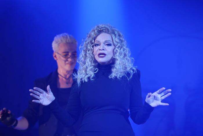 Отдых на миллионы, шутки о выселении: что делает Лариса Долина перед взломом замков