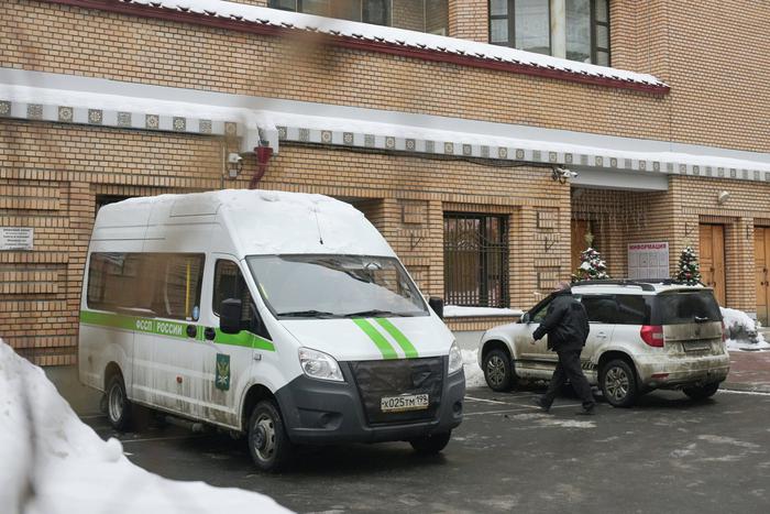 Придётся вскрывать дверь: судебные приставы прибыли к дому Ларисы Долиной