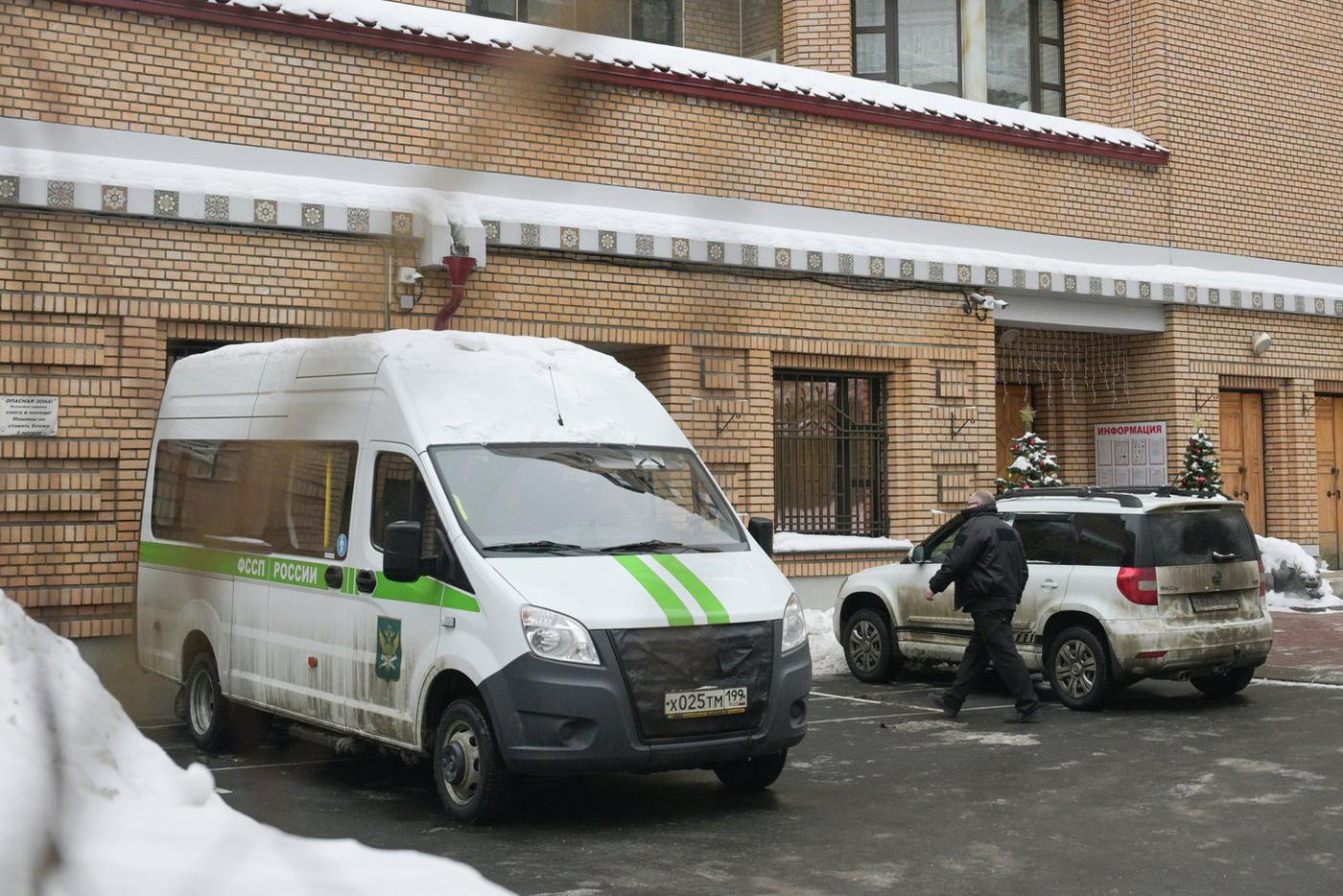 Придётся вскрывать дверь: судебные приставы прибыли к дому Ларисы Долиной