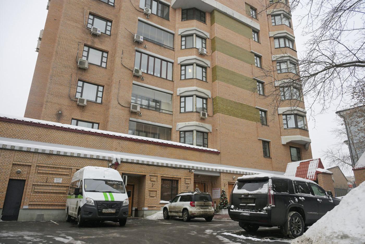 Автомобиль Федеральной службы судебных приставов у дома в Хамовническом районе Москвы, где находится квартира, которую певица Лариса Долина продала Полине Лурье. 