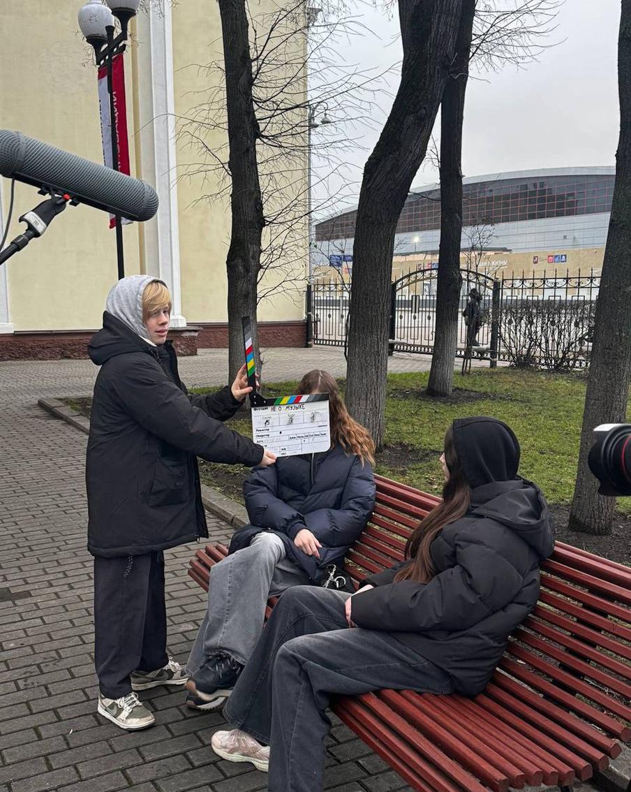 На съёмочной площадке.