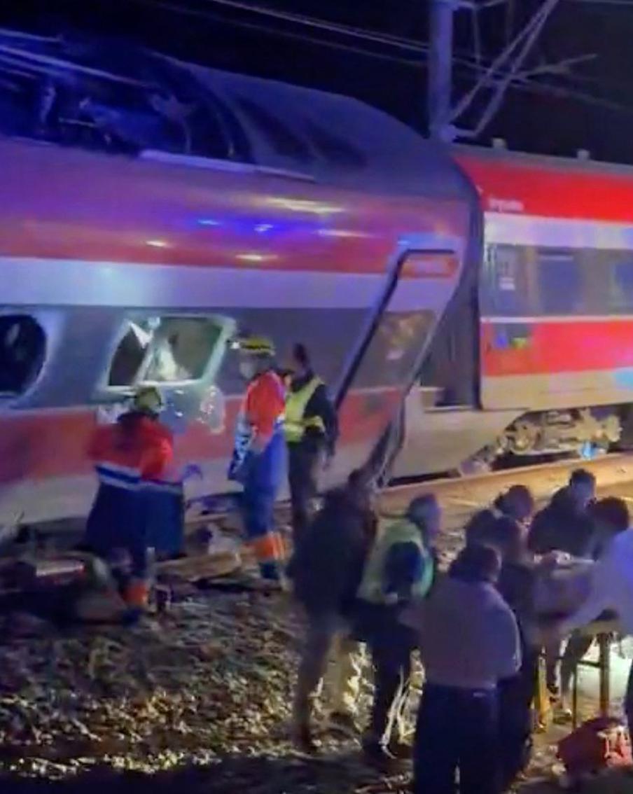 Сотни пострадавших, десятки погибших: в Испании сошли с рельсов два поезда