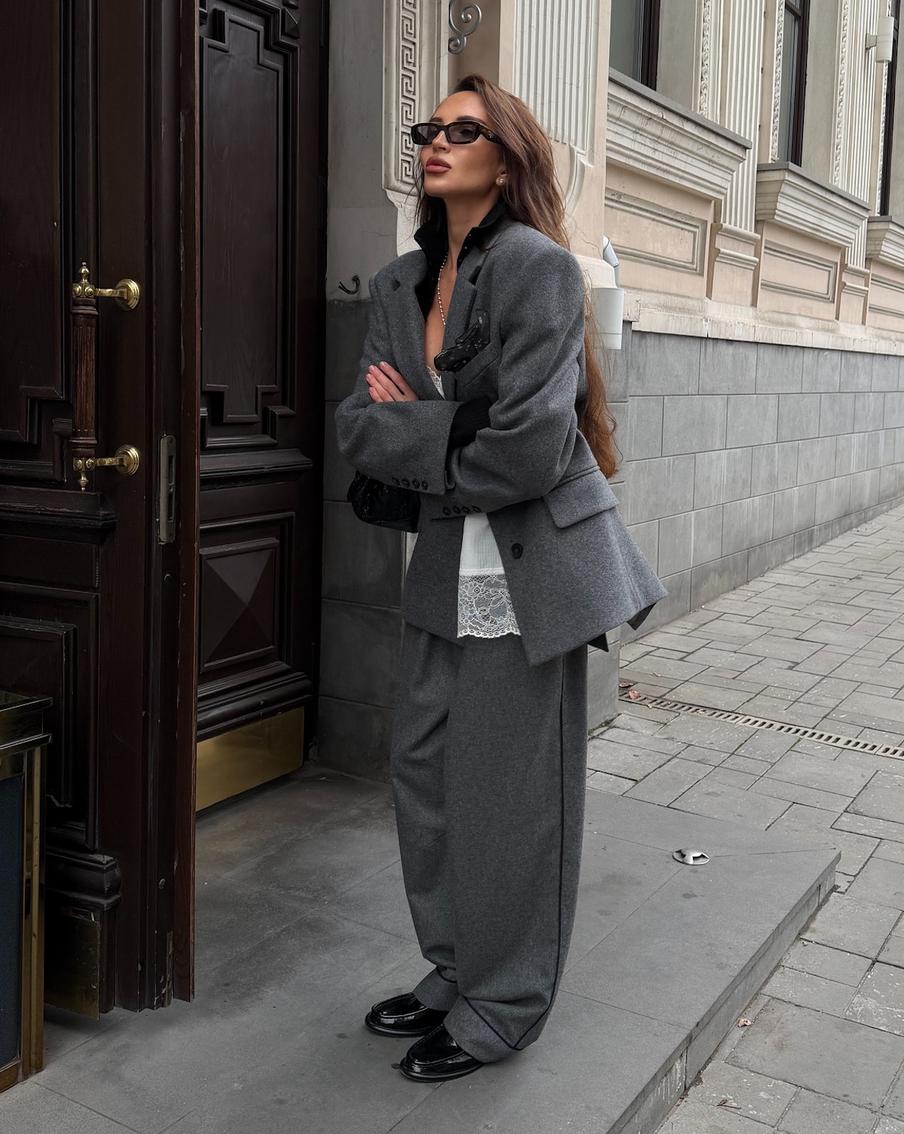 Попробуйте добавить тренд в костюмный образ.