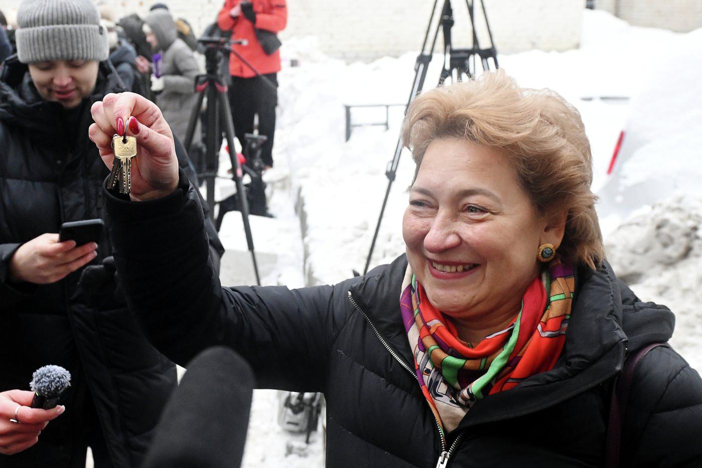 Вскрыли дверь пилой-"болгаркой": приставы выселили Ларису Долину принудительно