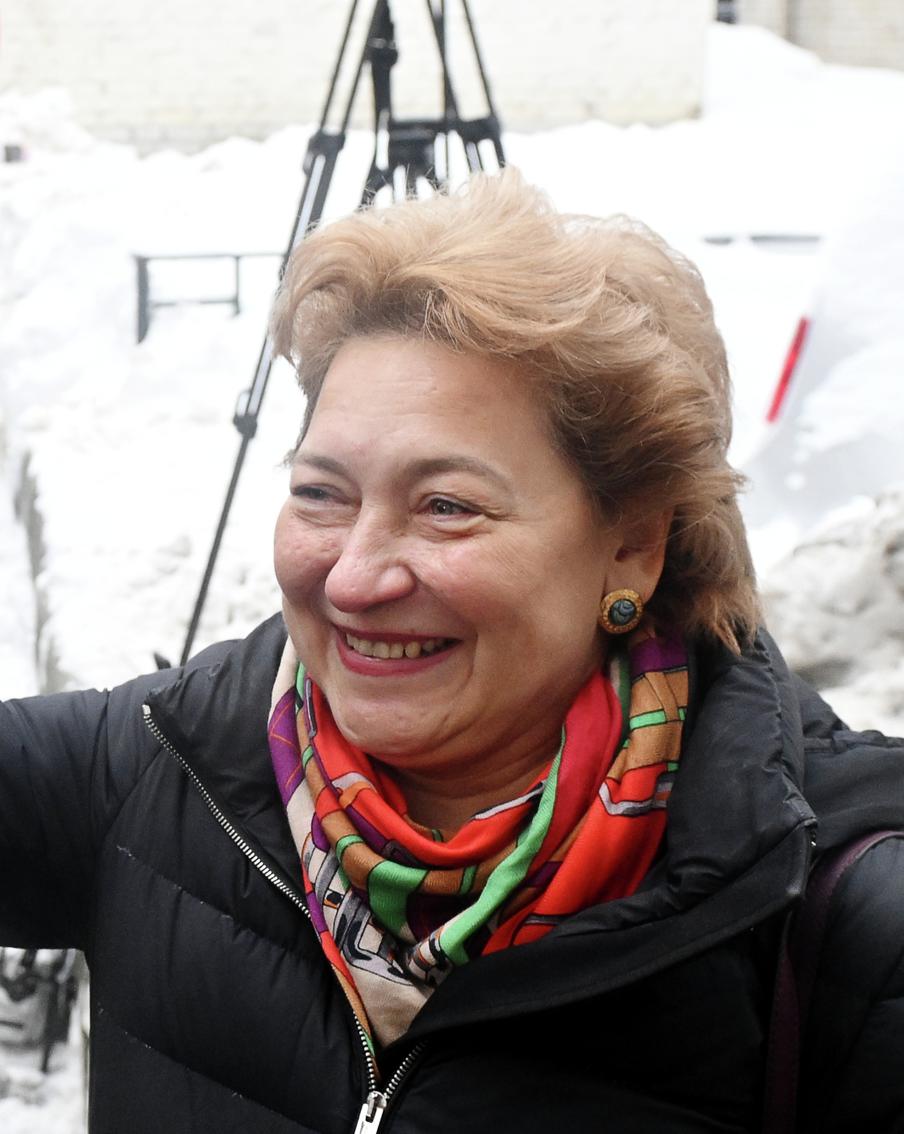 Вскрыли дверь пилой-"болгаркой": приставы выселили Ларису Долину принудительно