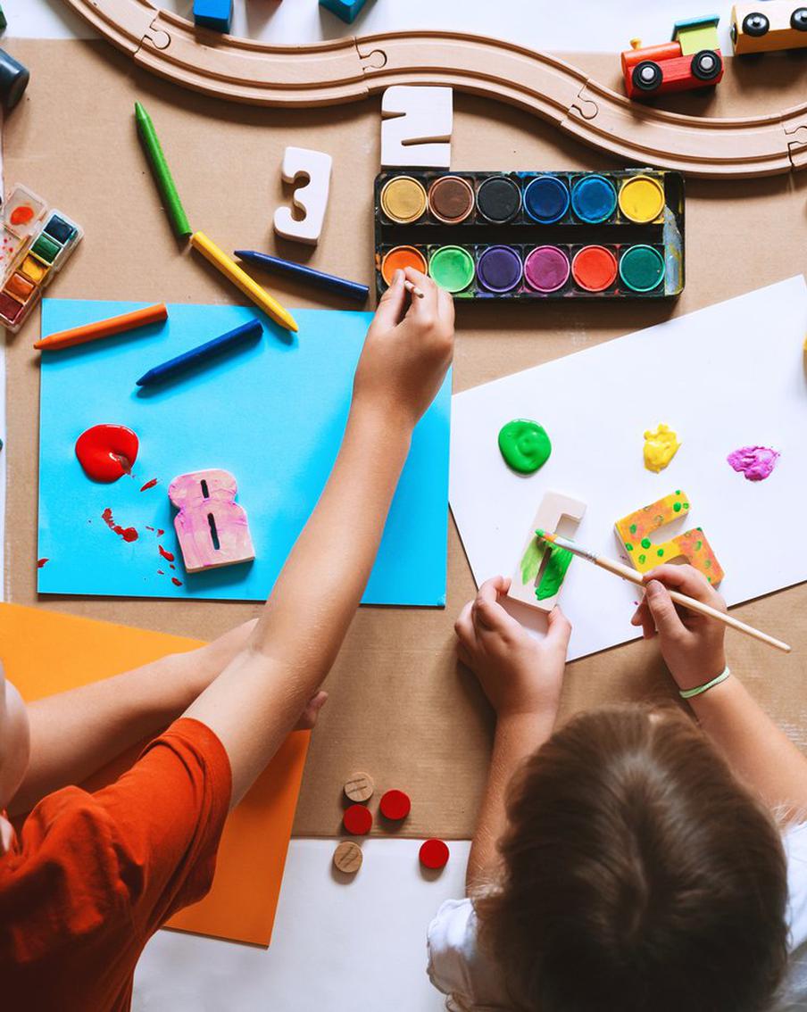 В Общественной палате предложили продлить работу детских садов до 20:00. Наталья Москвитина, заместитель председателя комиссии Общественной палаты России по демографическим вопросам, считает, что рабочий день в детских садах должен длиться до 20:00. В интервью РИА "Новости" она отметила, что нынешний график работы дошкольных учреждений уже устарел и не соответствует потребностям современных работающих родителей