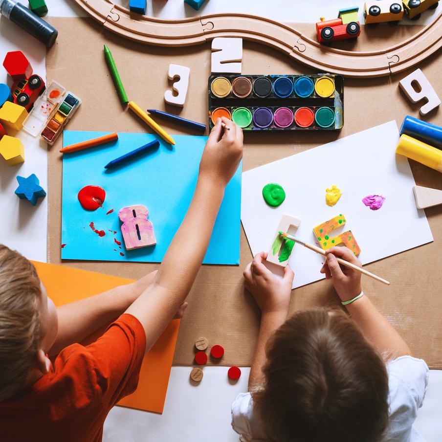 В Общественной палате предложили продлить работу детских садов до 20:00. Наталья Москвитина, заместитель председателя комиссии Общественной палаты России по демографическим вопросам, считает, что рабочий день в детских садах должен длиться до 20:00. В интервью РИА "Новости" она отметила, что нынешний график работы дошкольных учреждений уже устарел и не соответствует потребностям современных работающих родителей