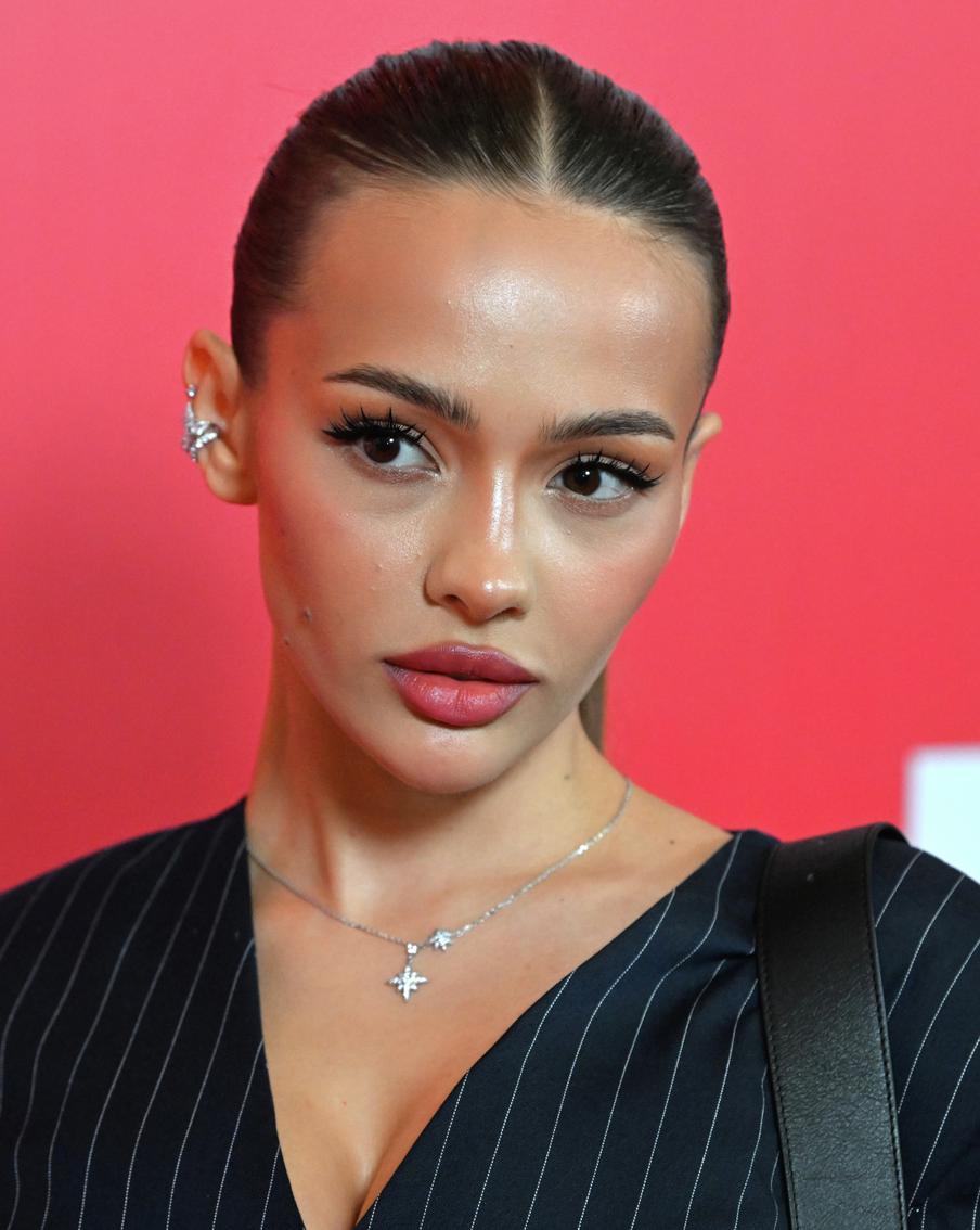 Валя Карнавал после хейта из-за голых фото: зашила огромную дыру в груди