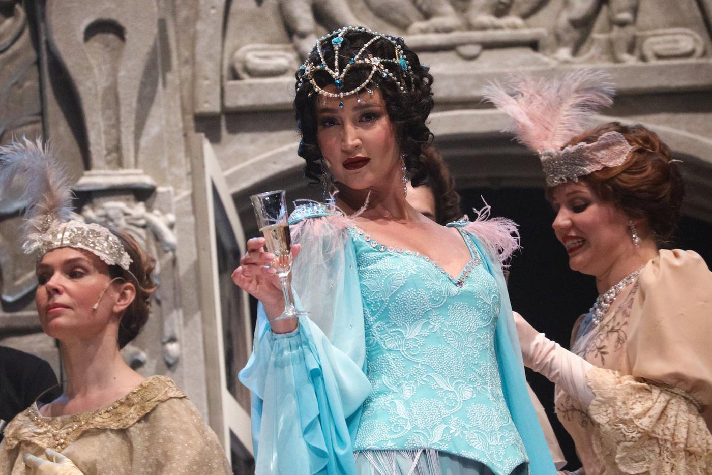 В 2021 году Ольга Бузова сыграла роль певицы Бэллы Шанталь (по центру) в спектакле "Чудесный грузин" в МХАТ имени Горького. Спектакль оказался не очень удачным, и его сняли с репертуара.