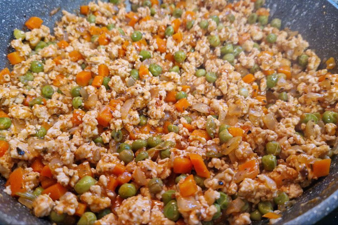 Начинка для пирога из индейки и овощей.