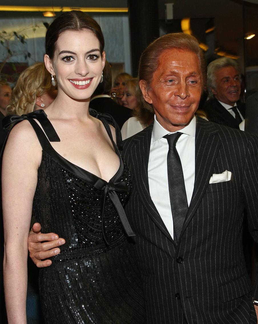 Модельер Валентино и актриса Энн Хэтэуэй