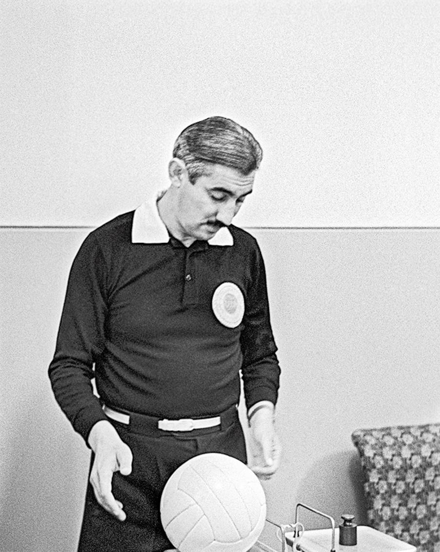 Судья международной категории Тофик Бахрамов взвешивает мяч перед началом футбольного матча