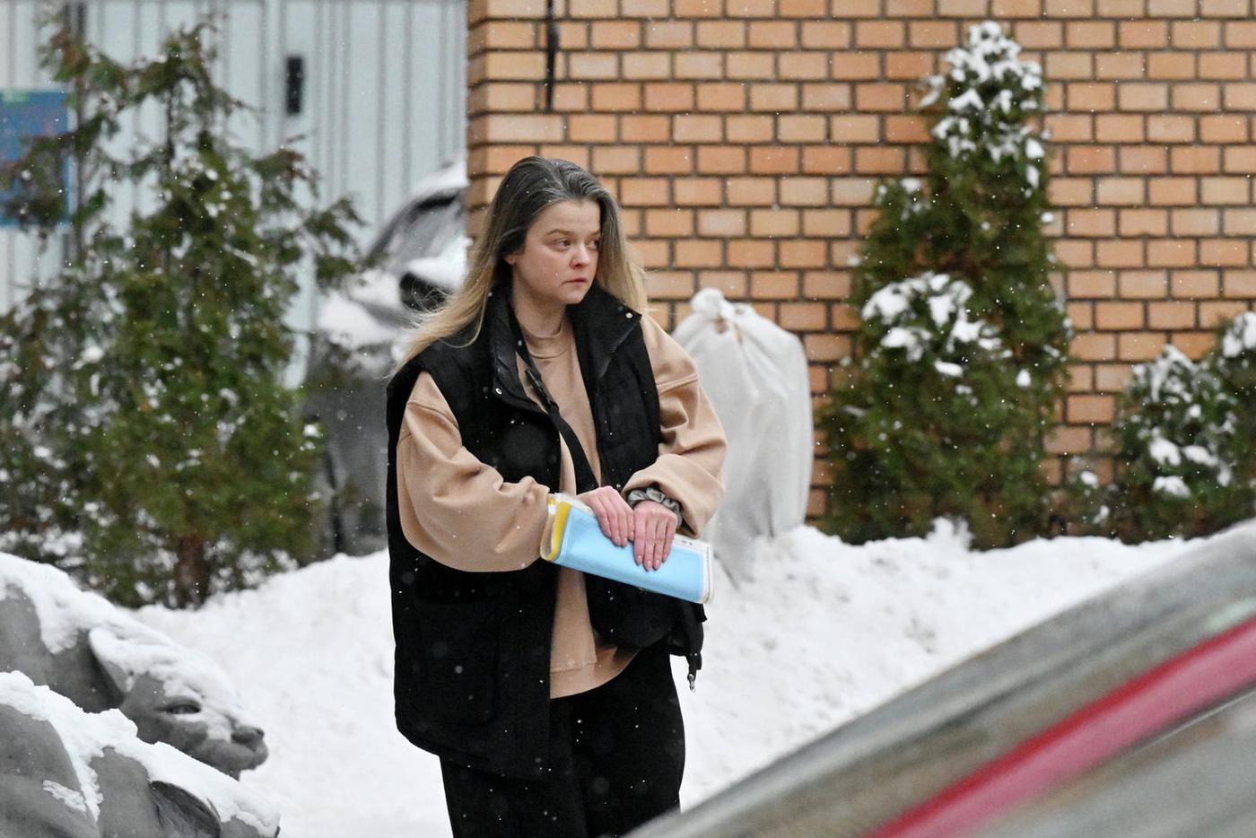 Дочь певицы Ларисы Долиной Ангелина у дома в Хамовническом районе Москвы, где находится квартира, которую Лариса Долина продала Полине Лурье. 