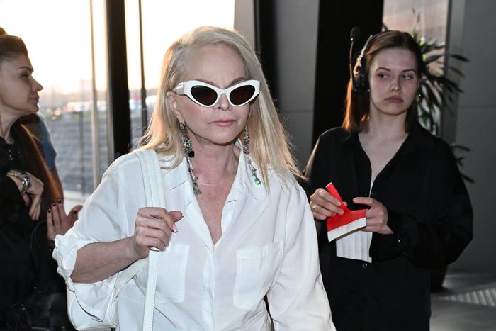 Трясла головой и истерично хохотала: у Долиной перед выселением из квартиры случился припадок