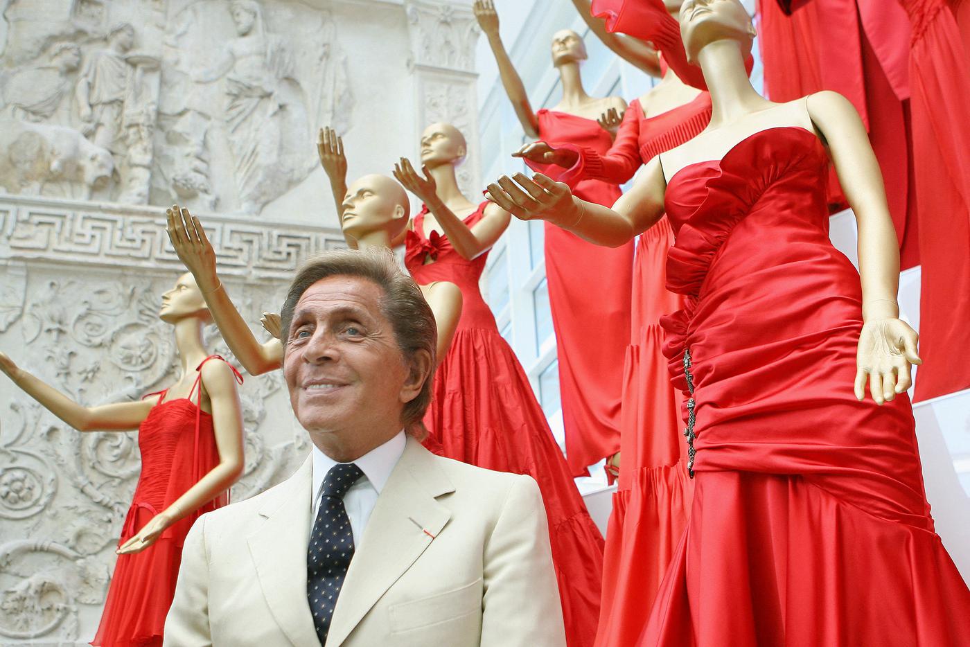 Модельер позирует на открытии своей выставки в Риме в 2007 году.