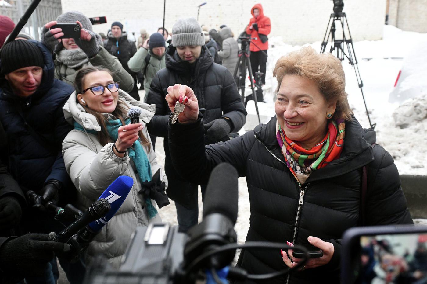 Адвокат покупательницы квартиры певицы Ларисы Долиной Светлана Свириденко демонстрирует перед журналистами ключи от квартиры.