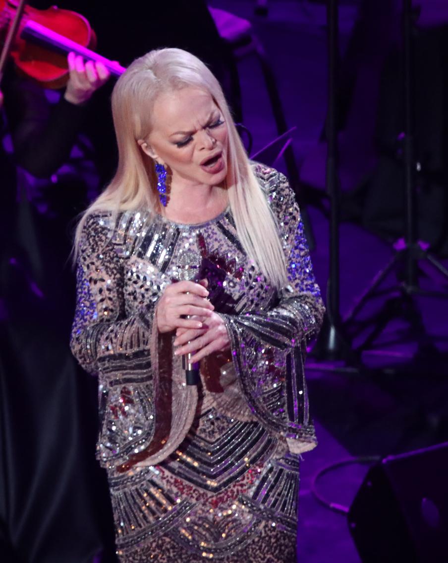 "Надо пригласить батюшку": всех чертей из "нехорошей" квартиры Ларисы Долиной изгонят во время освящения