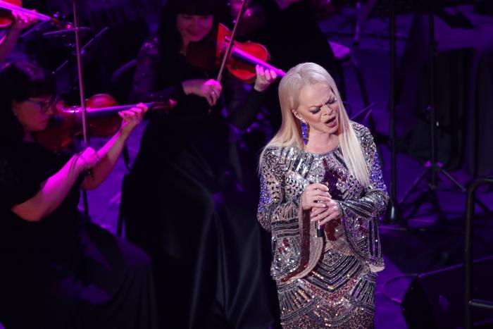 "Надо пригласить батюшку": всех чертей из "нехорошей" квартиры Ларисы Долиной изгонят во время освящения