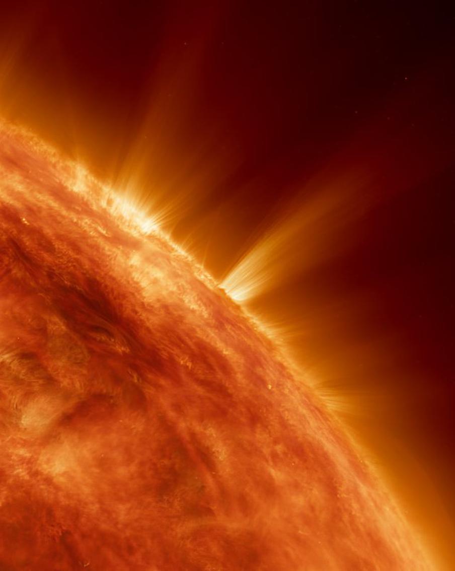 Возле Земли начался рекордный в ХХI веке радиационный шторм. Вблизи Земли был зафиксирован радиационный шторм уровня S4, который стал самым мощным за последние два солнечных цикла, то есть примерно за 22 года. По данным Лаборатории солнечной астрономии Института космических исследований Российской академии наук, поток солнечных протонов превысил 10 000 единиц