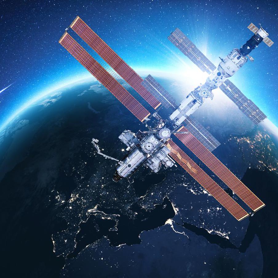 Команда МКС была вынуждена срочно перебраться в российский модуль "Звезда". Экипаж Международной космической станции (МКС) был вынужден экстренно переместиться в российский служебный модуль "Звезда" из-за сильнейшего солнечного радиационного шторма, который стал самым мощным за последние 25 лет