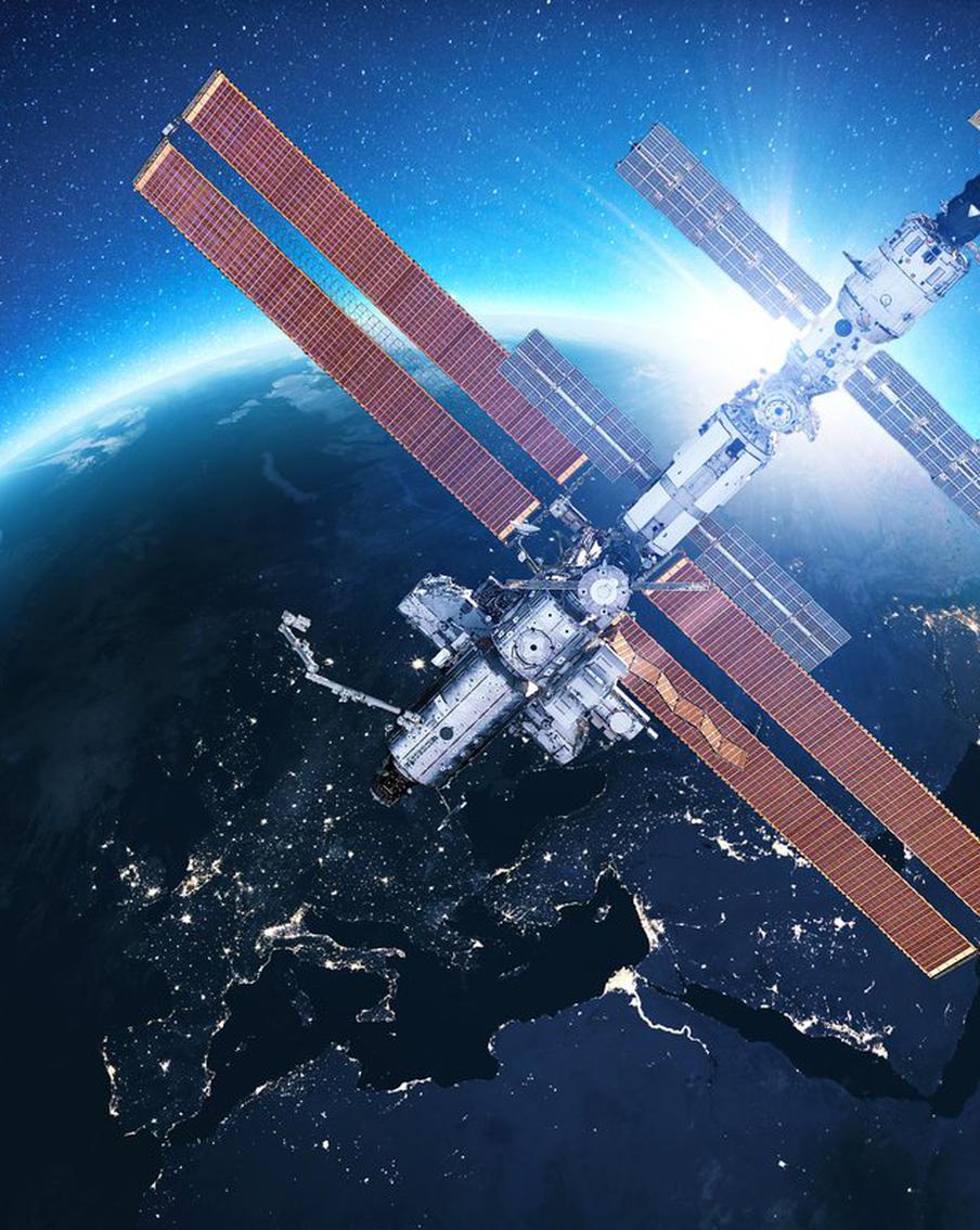 Команда МКС была вынуждена срочно перебраться в российский модуль "Звезда". Экипаж Международной космической станции (МКС) был вынужден экстренно переместиться в российский служебный модуль "Звезда" из-за сильнейшего солнечного радиационного шторма, который стал самым мощным за последние 25 лет