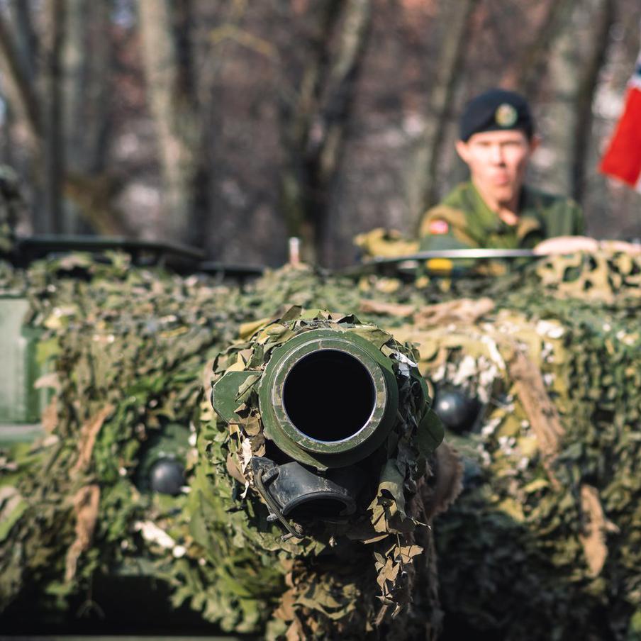 Telegraph: Норвегия призвала граждан готовиться к реквизиции в случае войны с РФ. В условиях обострения геополитической ситуации Норвегия принимает активные меры по укреплению своей военной готовности. Военные чиновники страны направили гражданам тысячи писем, в которых рекомендуют быть готовыми к возможной конфискации частной собственности, включая жилье и транспортные средства, в случае возникновения военного конфликта с РФ